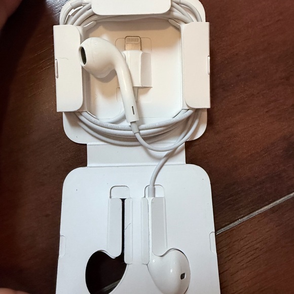 White Wired Earbuds - Picture 2 of 2